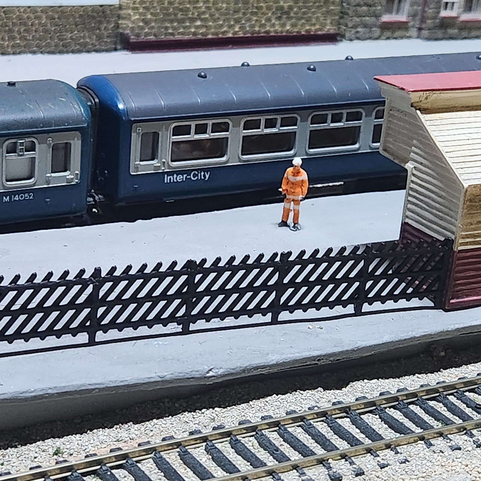 Station Fences Diagonal Style fencing 10 pack, 3 colours  OO gauge 1/76