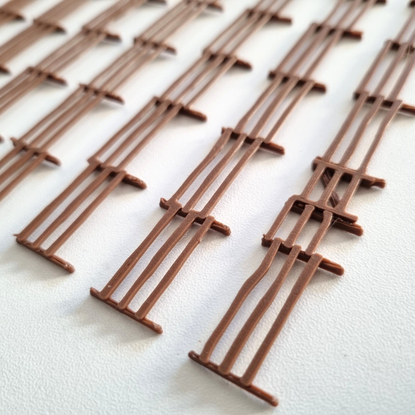 Rural Rickety Wood Fences 2 colours OO Gauge 1/76