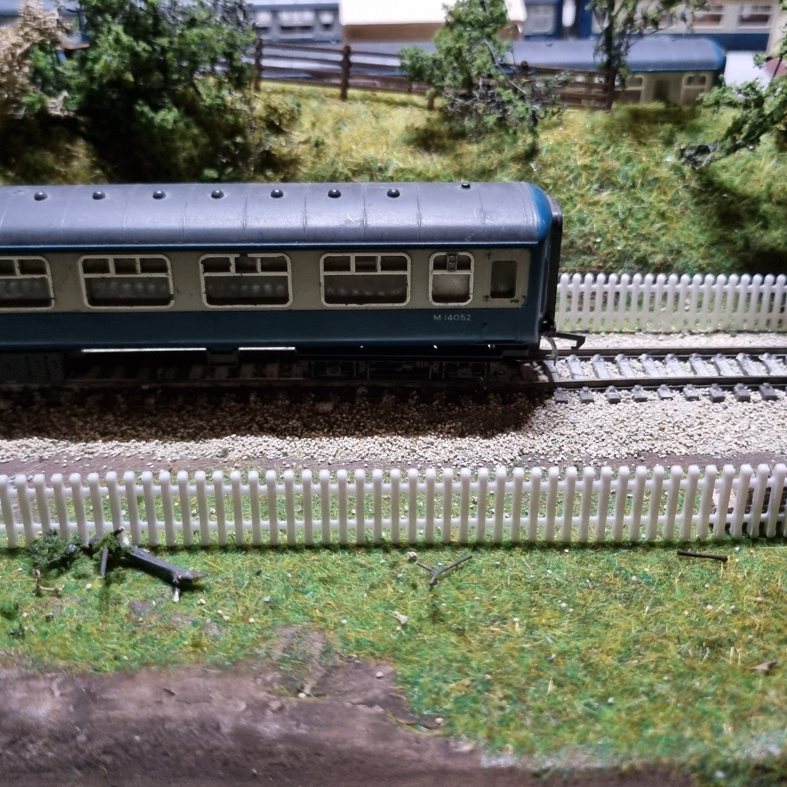 N Gauge Picket Fence x10 multi colours Railway Model fencing lineside 1:148