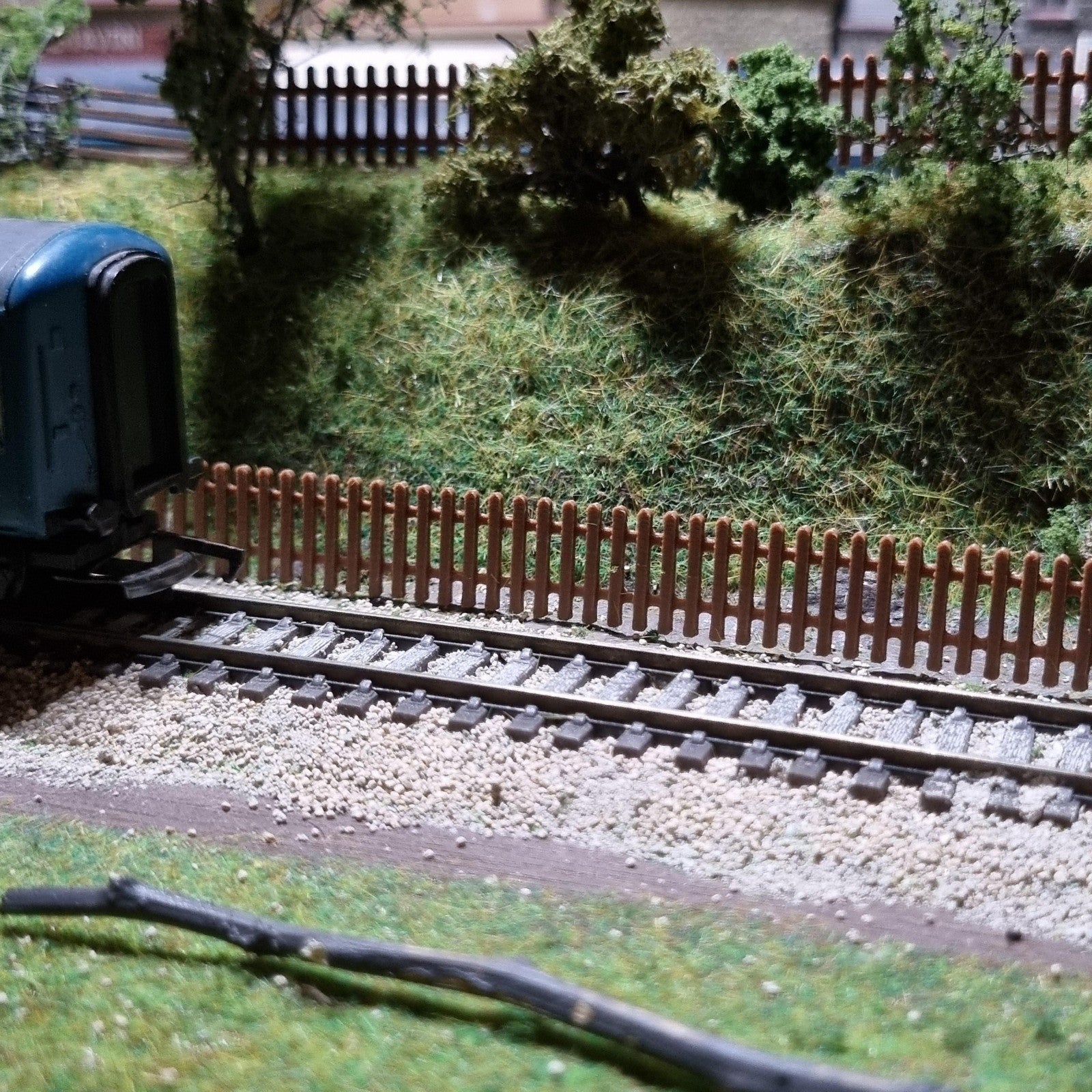 TT:120 Picket Fence x10 multi colours Railway Model fencing scale 1:120