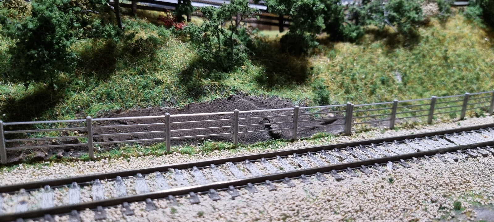 N Gauge wire style fencing 12 pack model railway fence, railing, posts, lineside