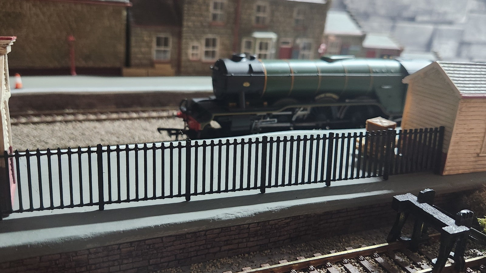 N Gauge Railkit Wrought Iron Fencing x10 Model Railway Railings Fences 1/148