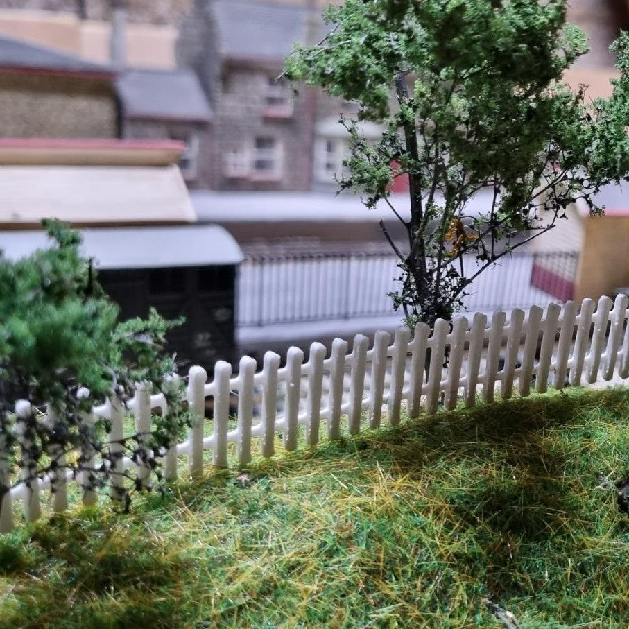 N Gauge Picket Fence x10 multi colours Railway Model fencing lineside 1:148