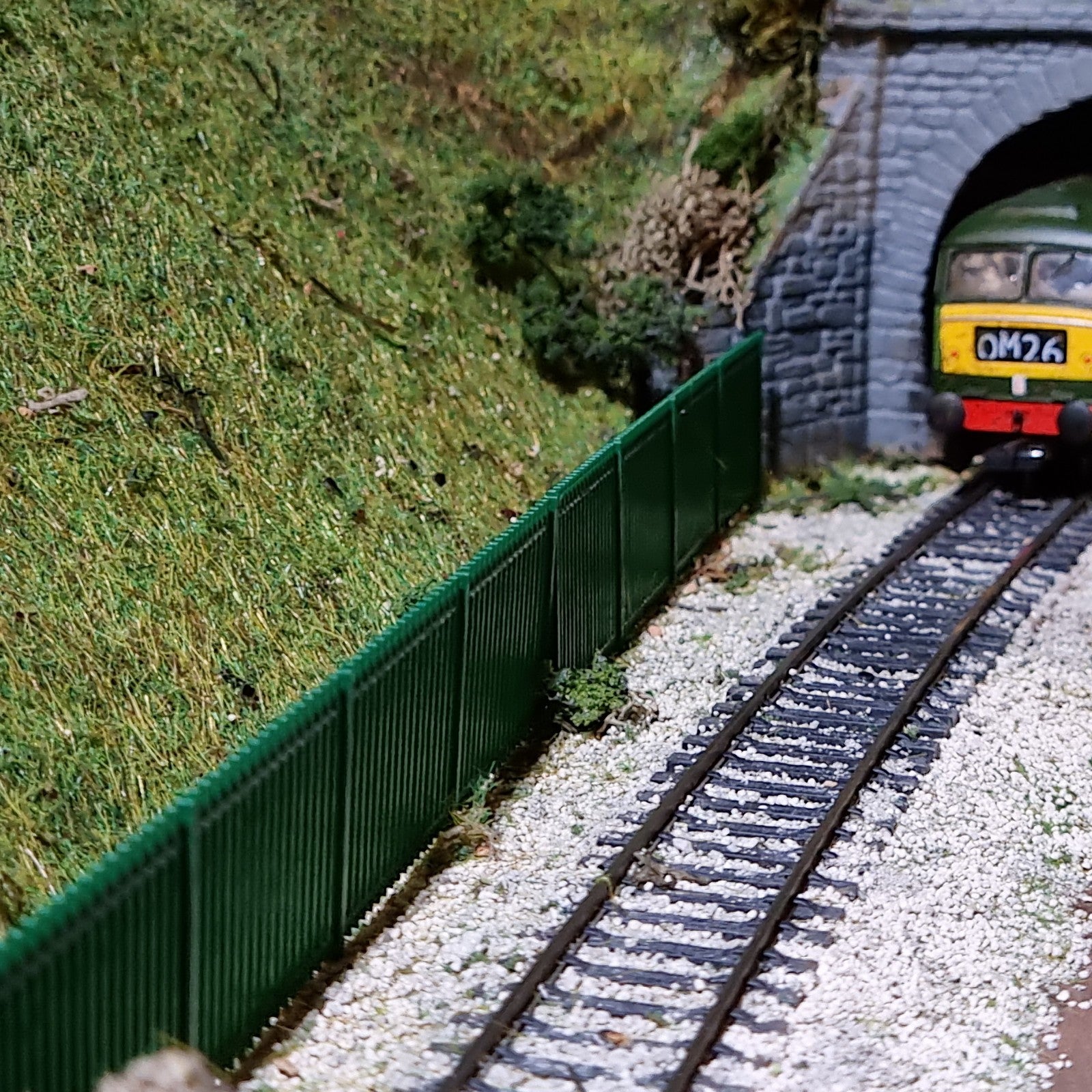 N Gauge Railkit Security Railings Fencing for model railways 10 pack Green 1/148