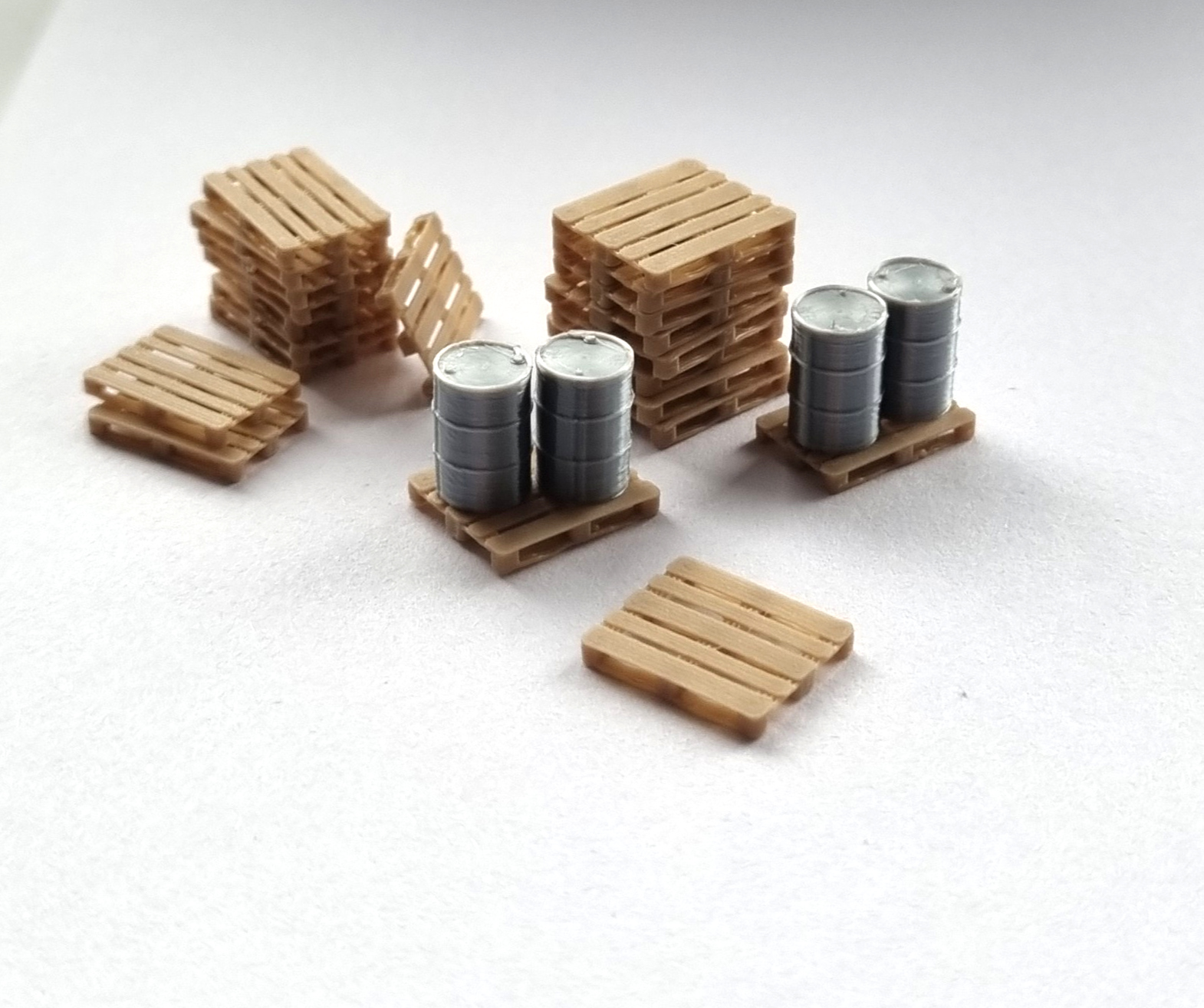 Oil Drum Barrels and Pallets Bundle OO Gauge 1/76