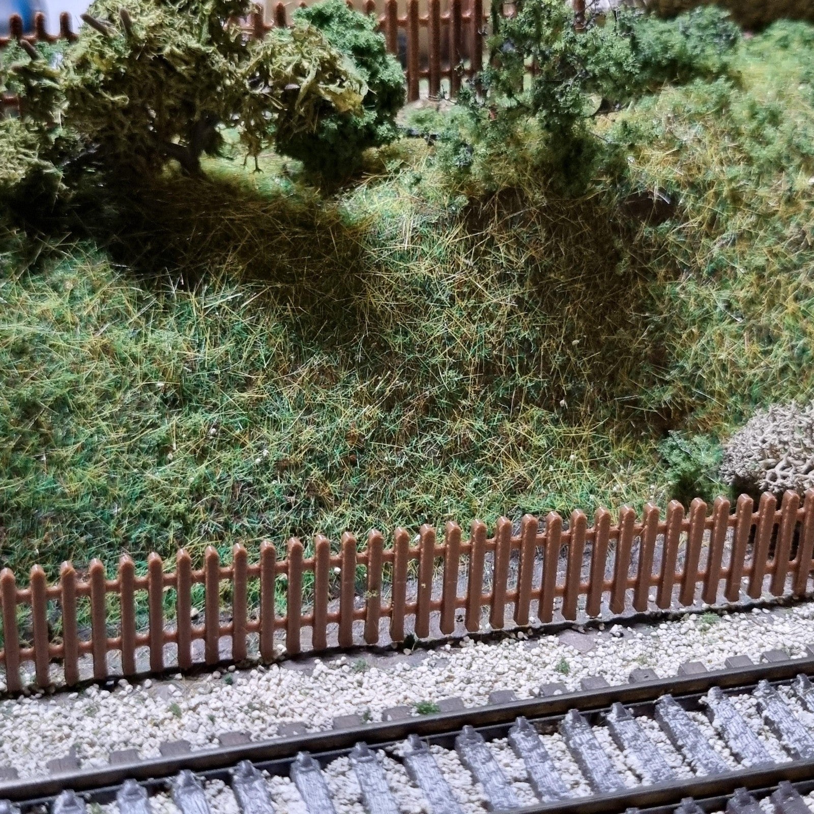 N Gauge Picket Fence x10 multi colours Railway Model fencing lineside 1:148