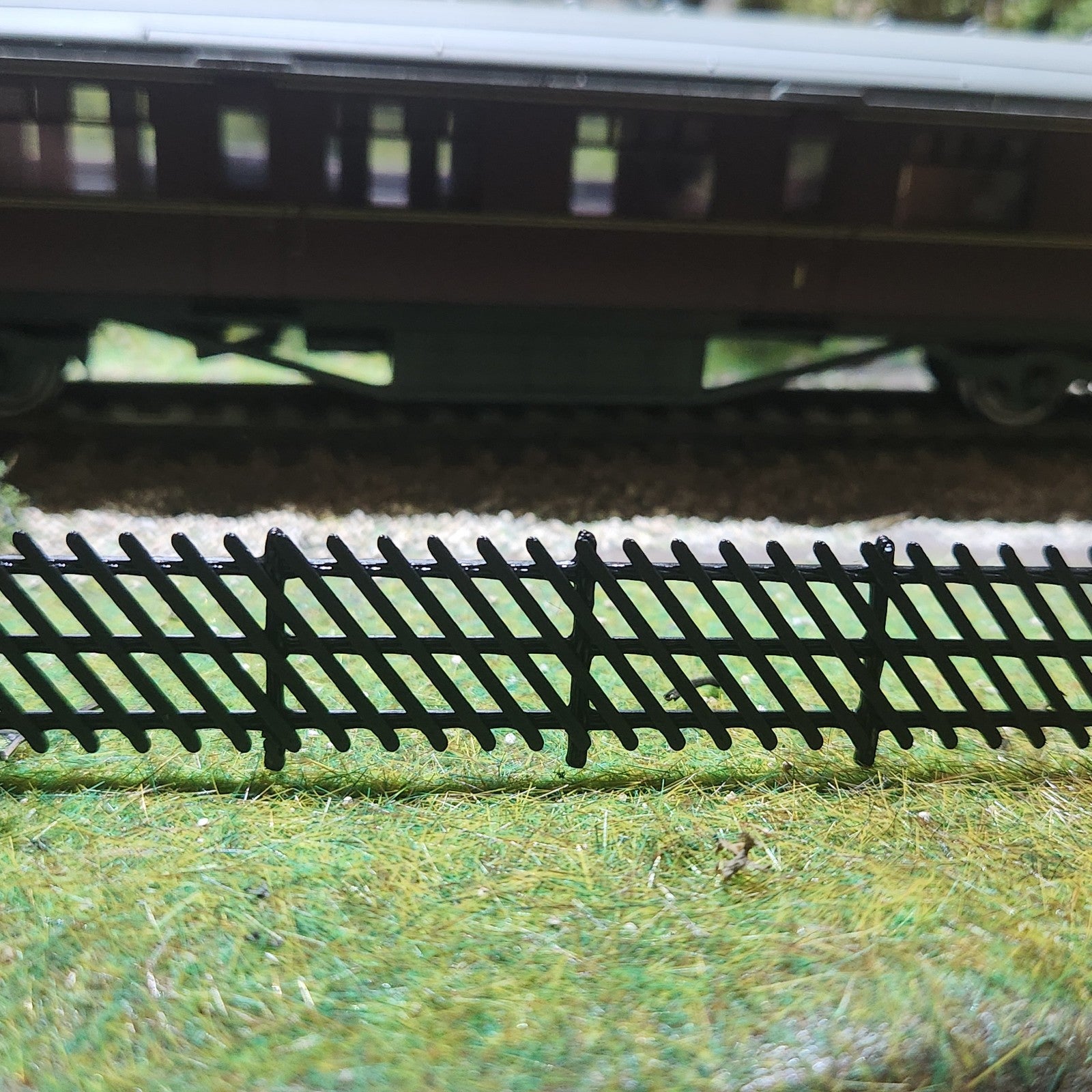 Station Fences Diagonal Style fencing 10 pack, 3 colours  OO gauge 1/76