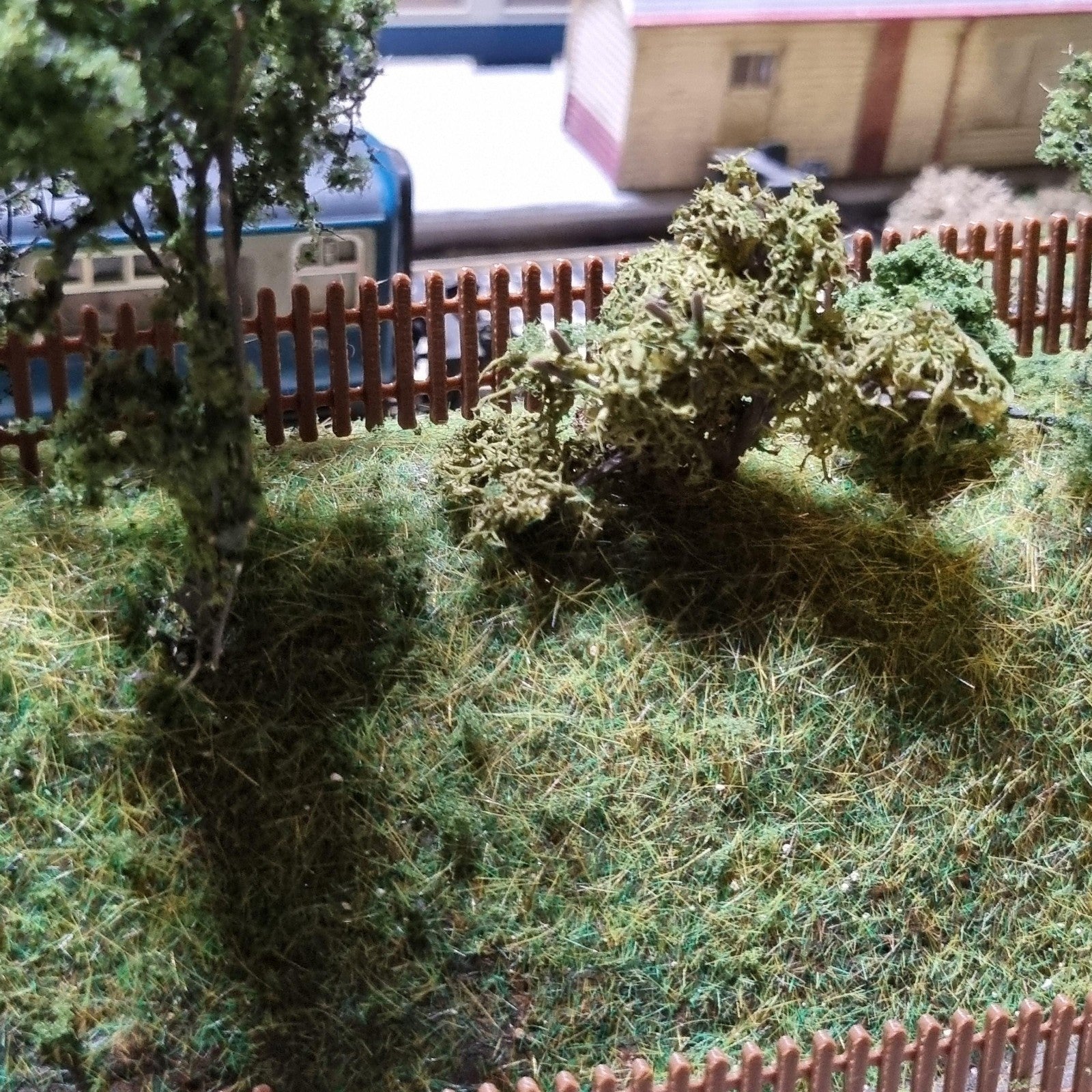 Picket Fences x10 Various colours OO Gauge 1:76