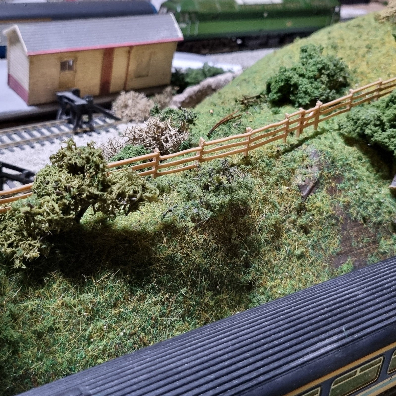 Rural Rickety Wood Fences 2 colours OO Gauge 1/76