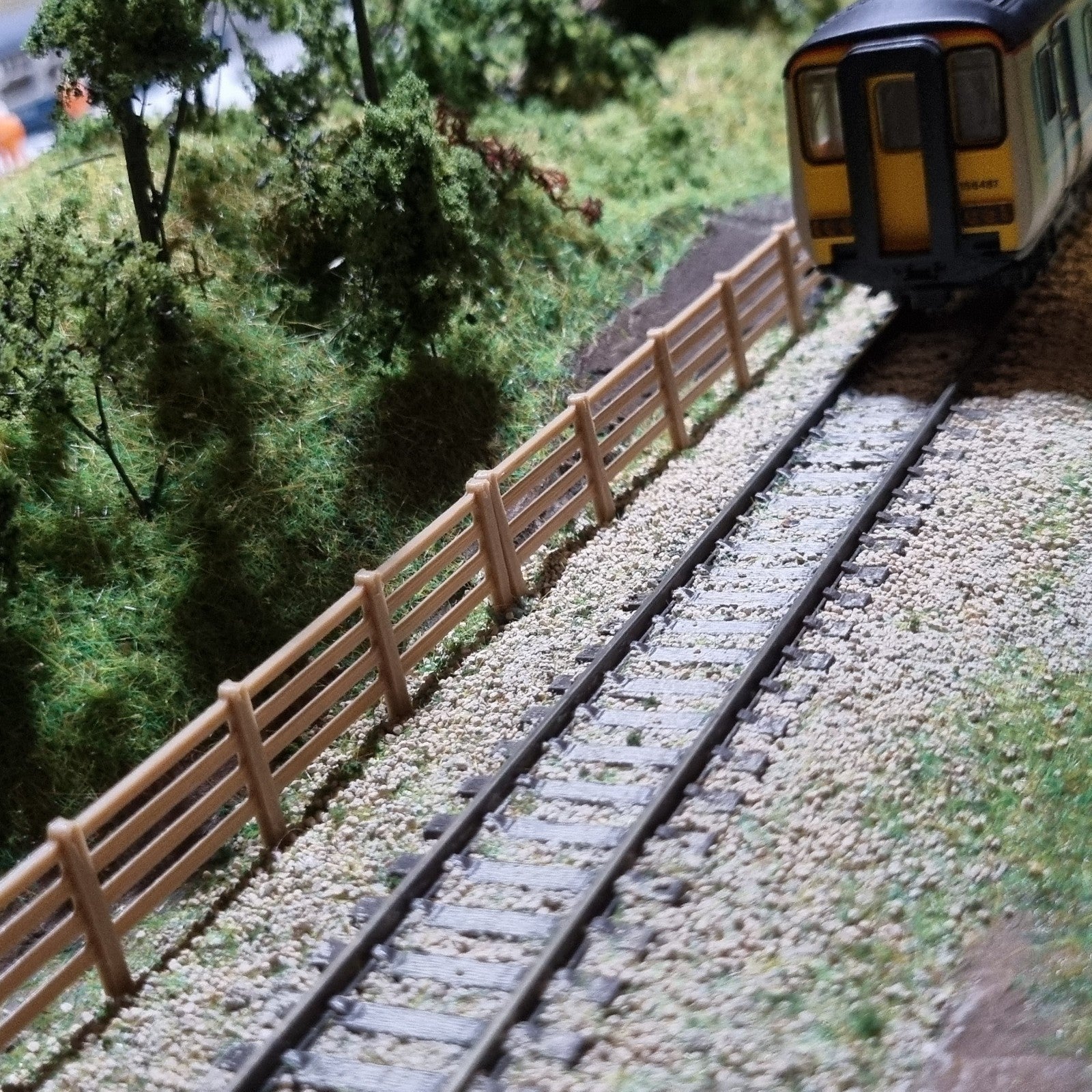 N gauge Fencing, Railings, 15 pack model railway wood fences MULTI colours 1/148