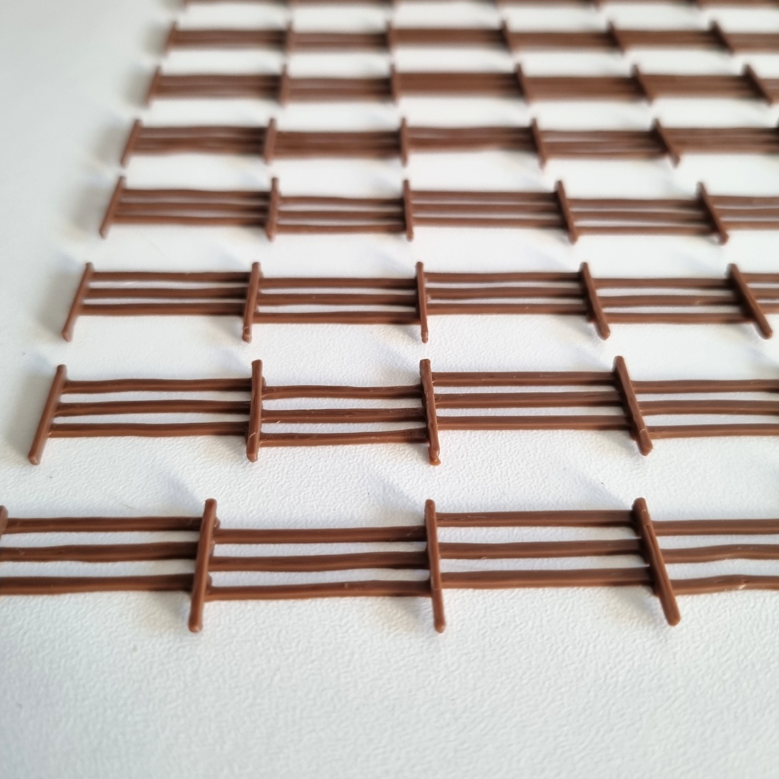 Rural Rickety Wood Fences 2 colours OO Gauge 1/76