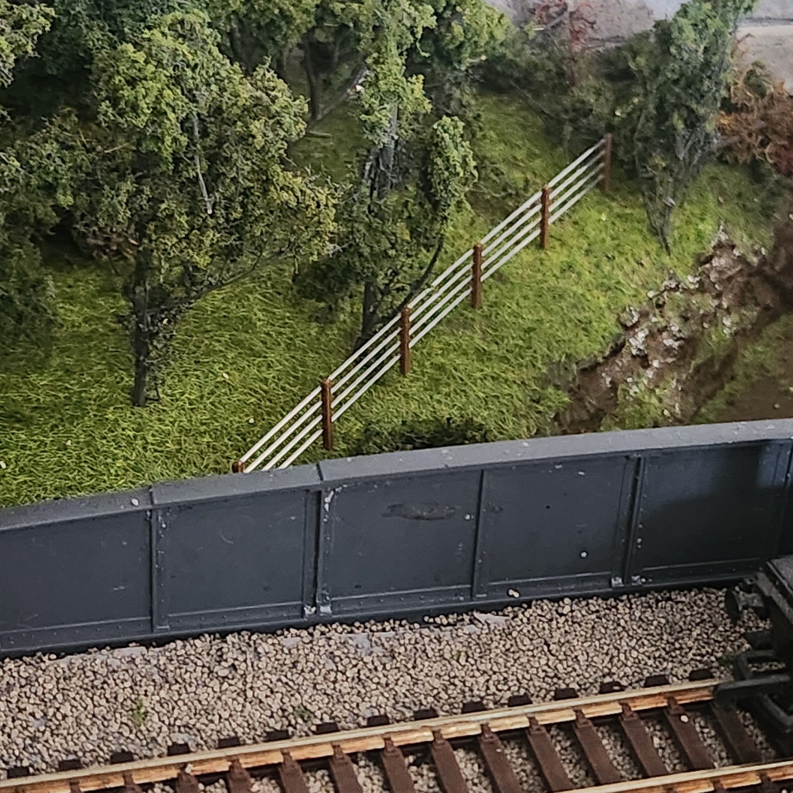 N Gauge Model Fencing Wire and Post, Ready to Fit Railings Fences x 10 new 1/148