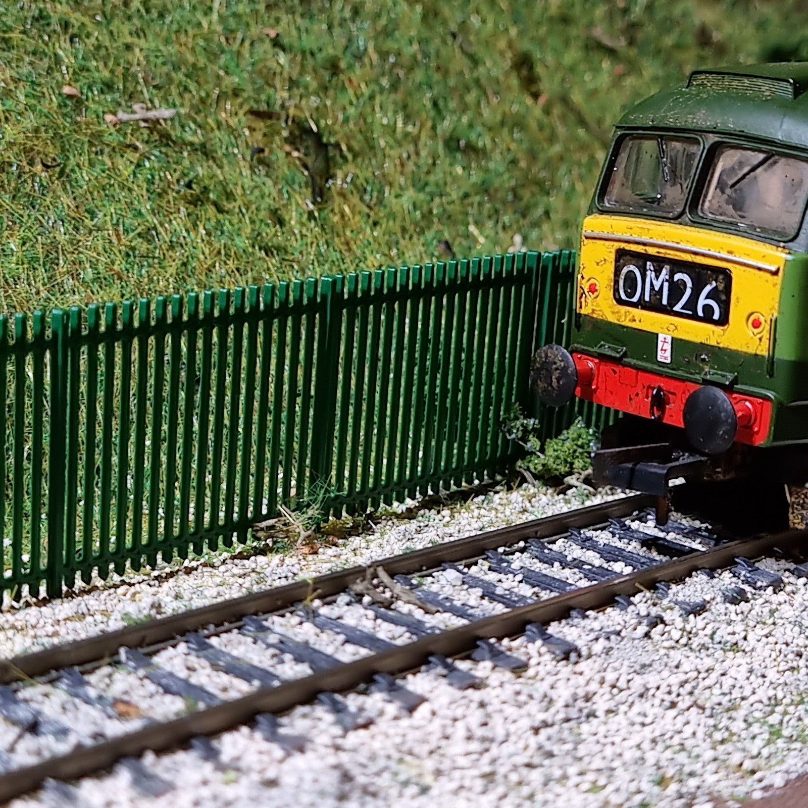 N Gauge Railkit Security Railings Fencing for model railways 10 pack Green 1/148