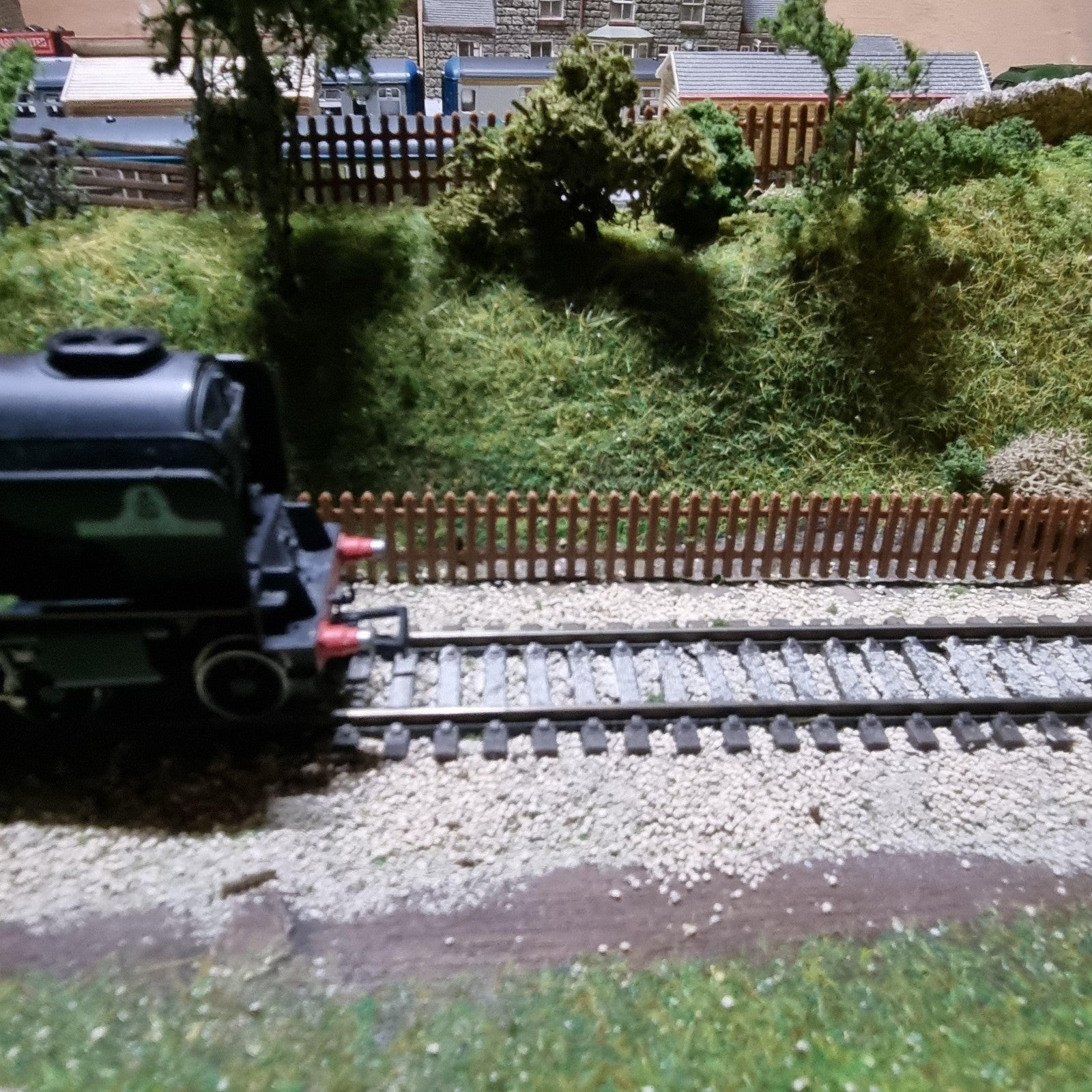 N Gauge Picket Fence x10 multi colours Railway Model fencing lineside 1:148