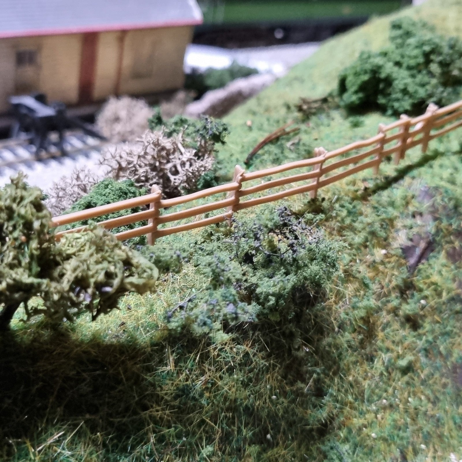 Rural Rickety Wood Fences 2 colours OO Gauge 1/76