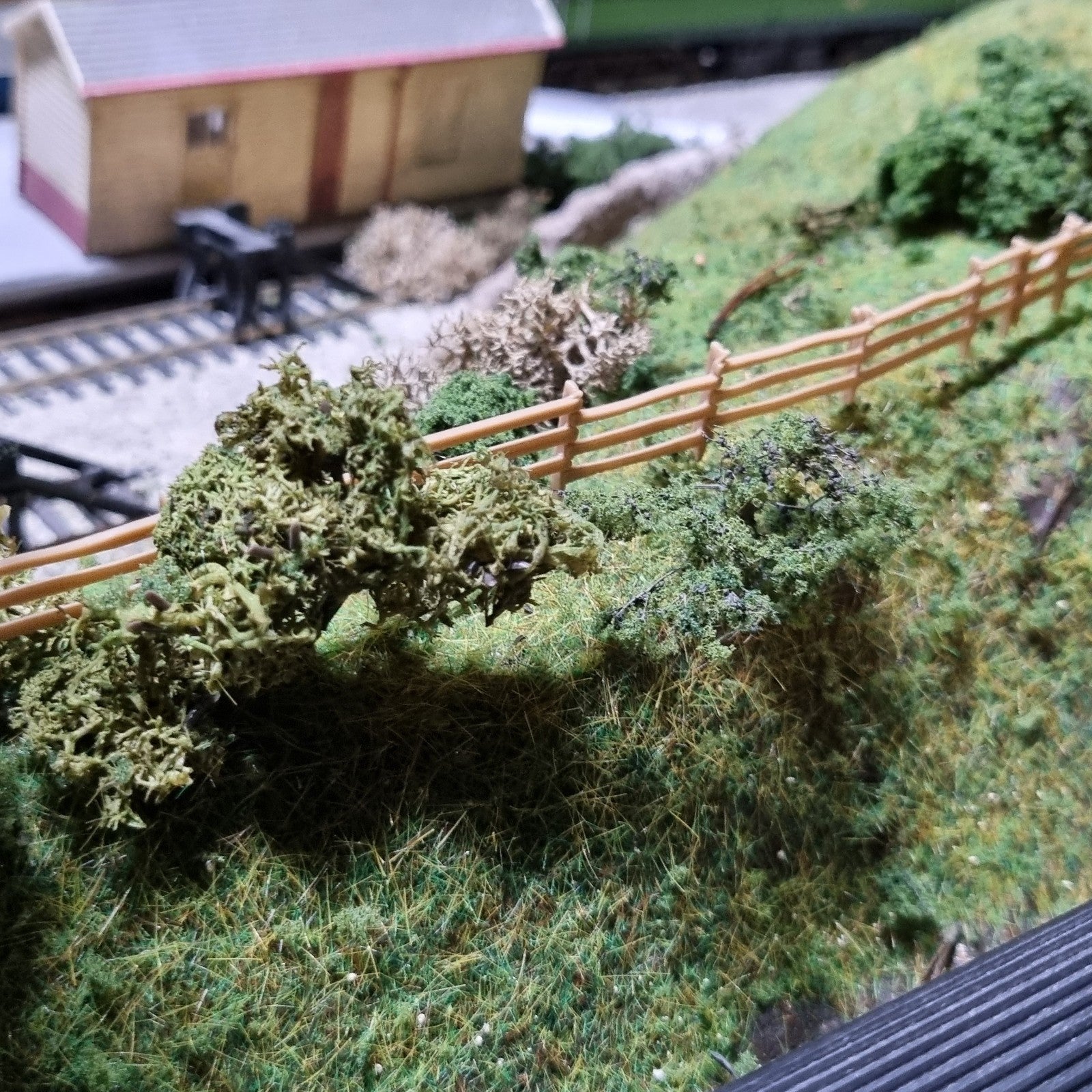 TT:120 Model Fencing Rural Rickety Wood Fences 2 colours TT 1/120 scale railway