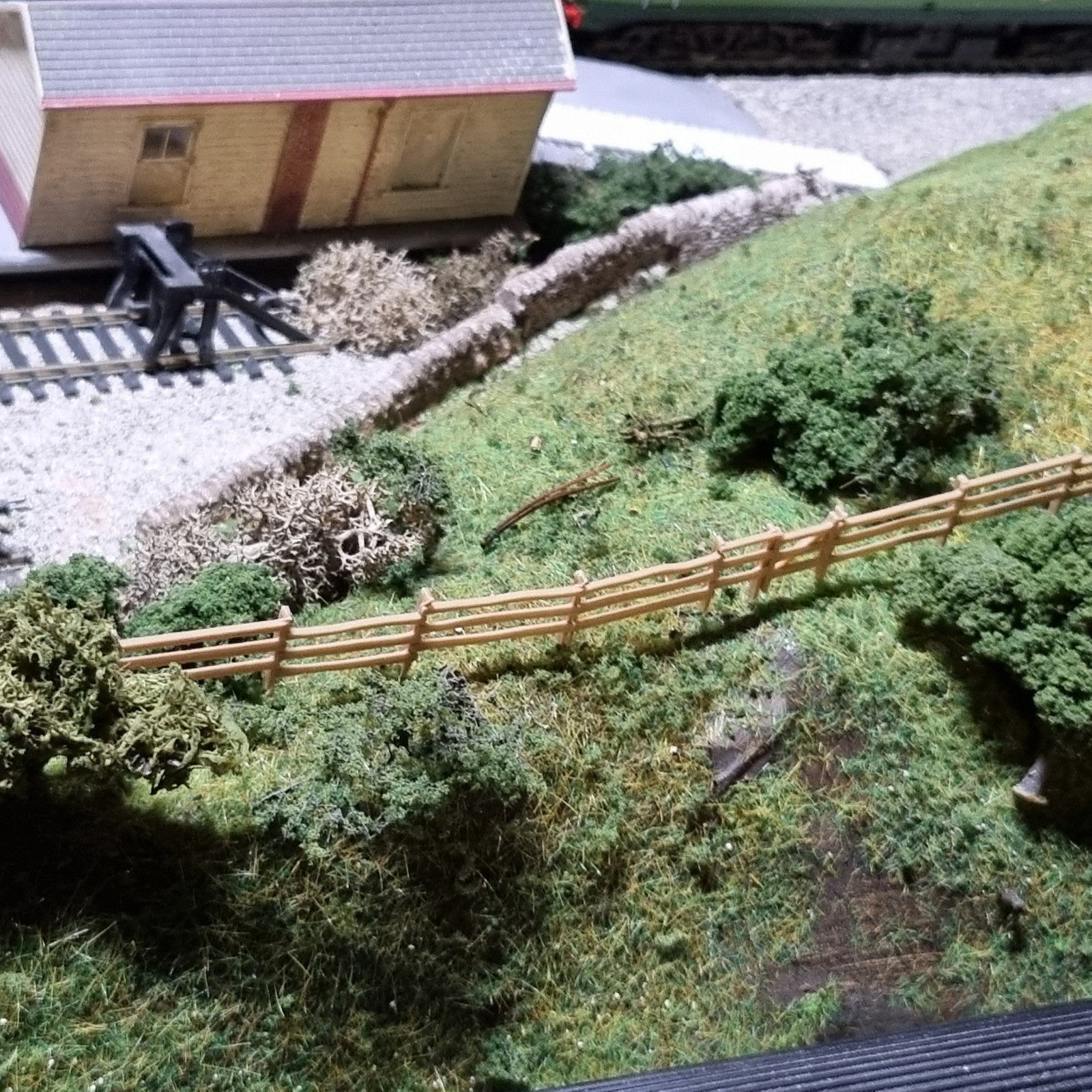 TT:120 Model Fencing Rural Rickety Wood Fences 2 colours TT 1/120 scale railway