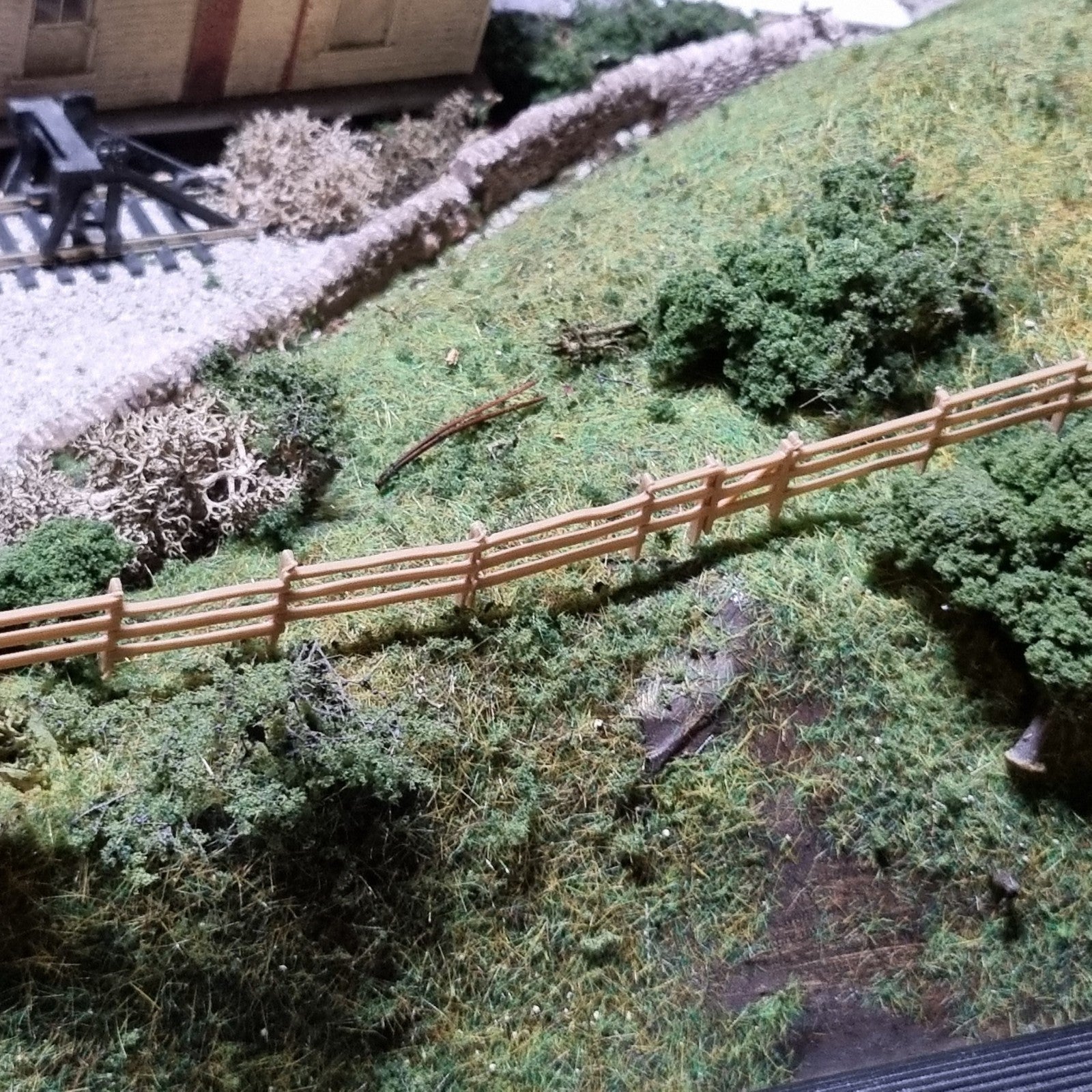 Rural Rickety Wood Fences 2 colours OO Gauge 1/76