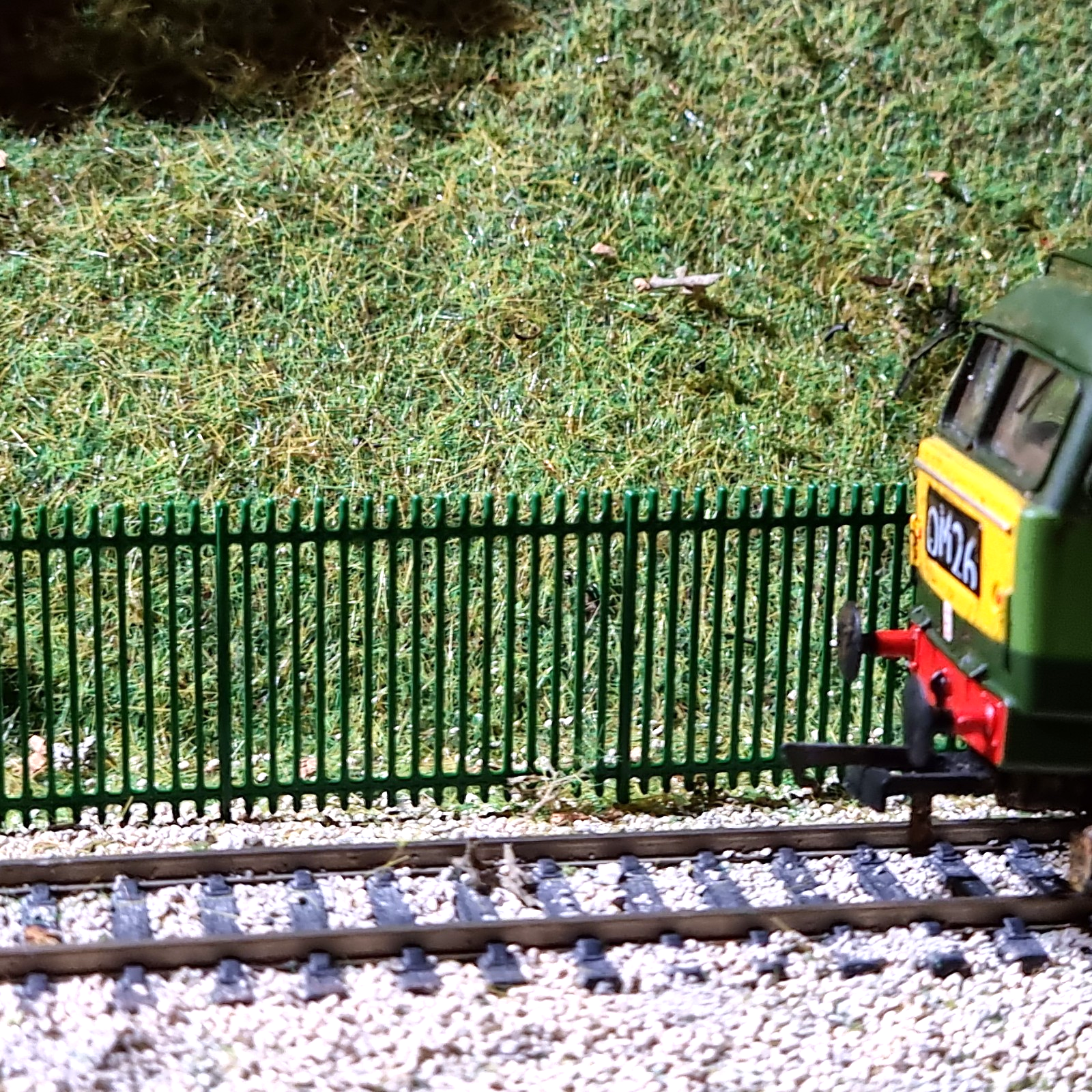 OO Gauge Security Railings Steel Green